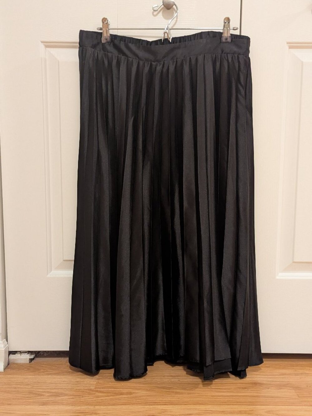 AVA & VIV Black Satin Pleated Midi Skirt – Size 2X – Flowy Elastic Waist